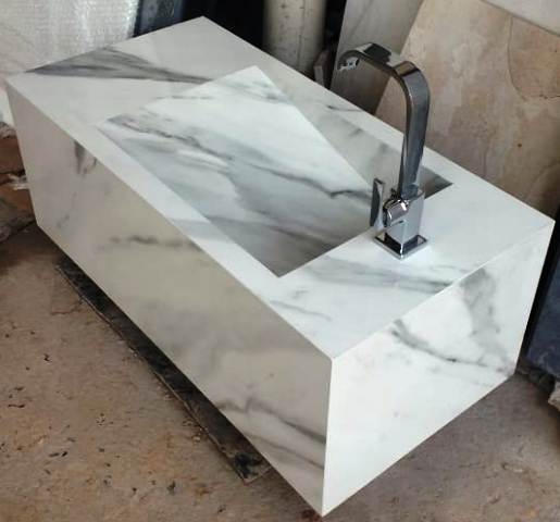 BANCADA COM BOJO ESCULPIDO EM MÁRMORE CARRARA 1