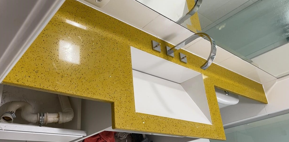 BANCADA EM QUARTZO AMARELO ESTELAR COM BOJO ESCULPIDO EM QUARTZO